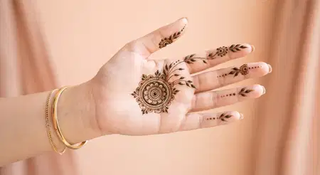 simple karwa chauth mehndi design for back hand