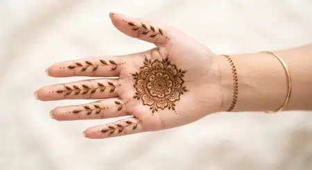 simple karwa chauth mehndi design for front hand