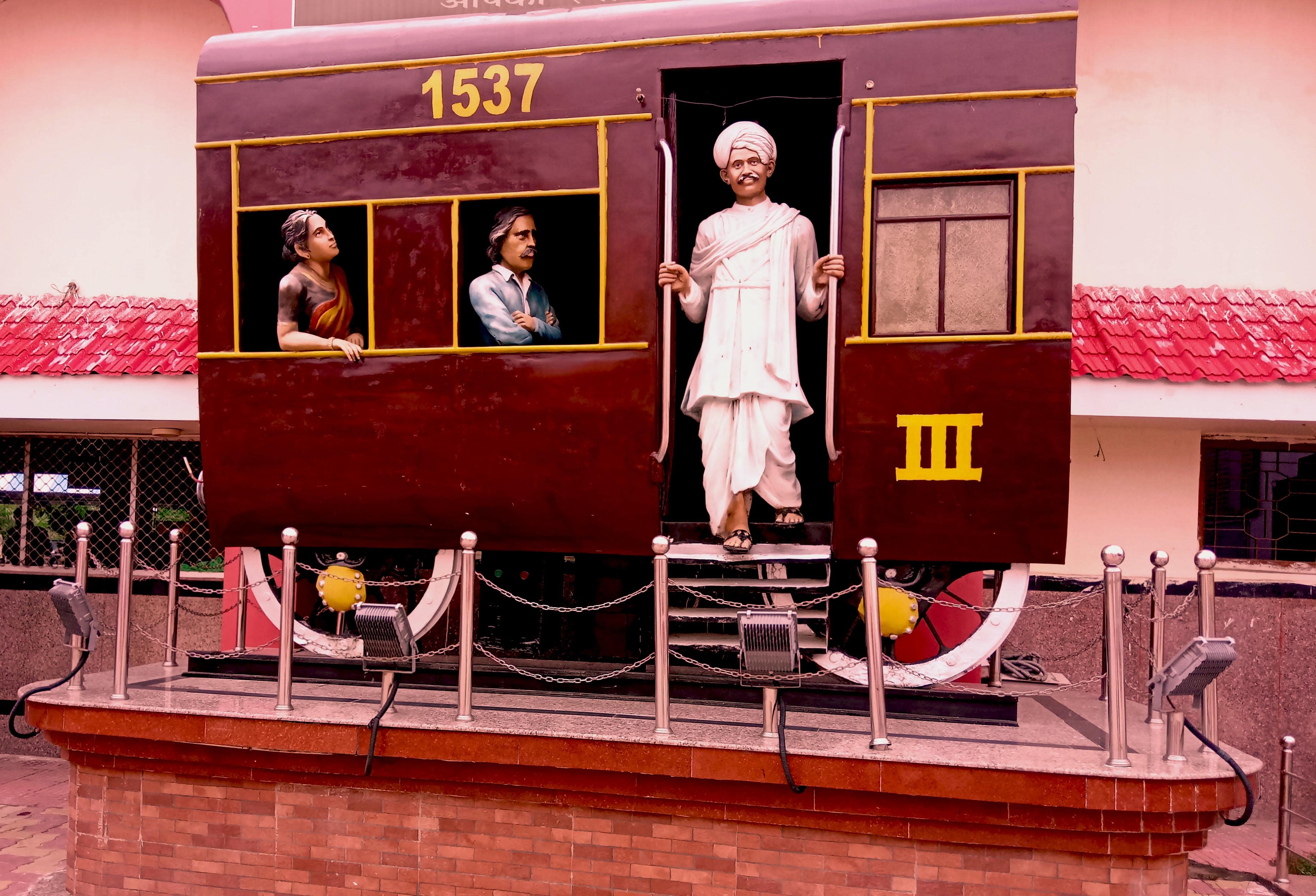 mahatma gandhi modell when come by train in champaran